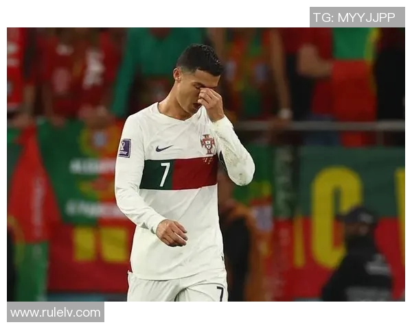 足球球星享受冰淇淋时刻展现人性化一面球场外的温暖与欢乐