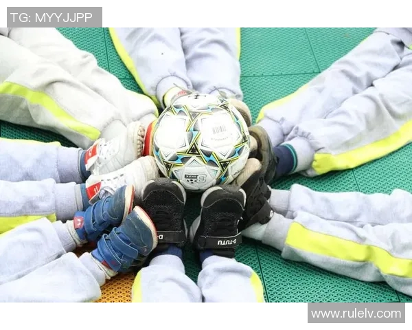 足球传奇之路九宫格全景解析 每一位巨星背后的成长与荣耀